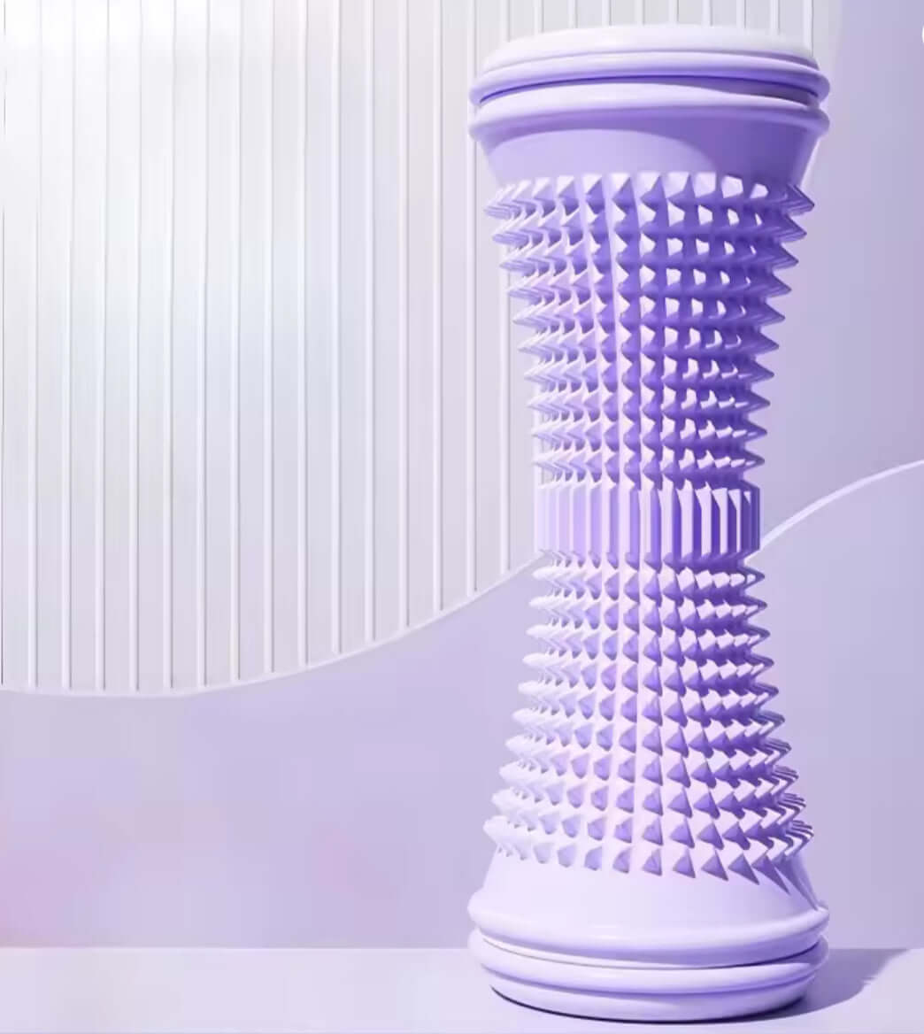 Person bruker Veluna fotmassasjerulle for muskelavslapping